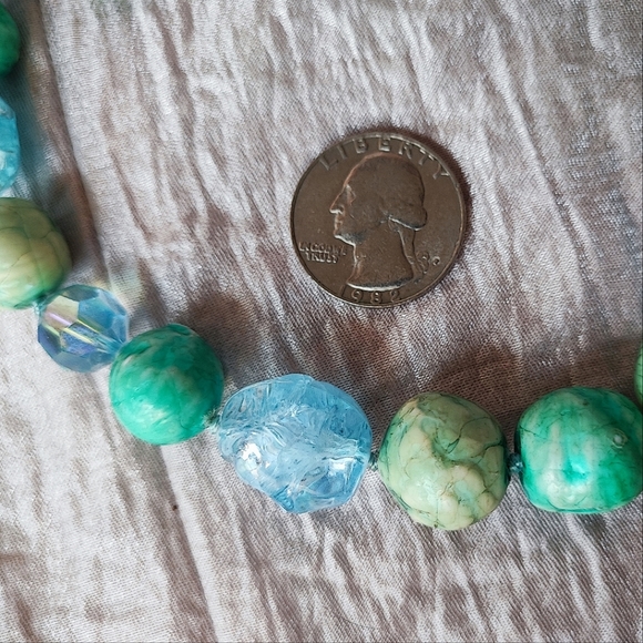 Blue Aurora Borealis Faceted Crystal Stone Gold Tone Green Necklace Vintage EUC - Picture 3 of 7